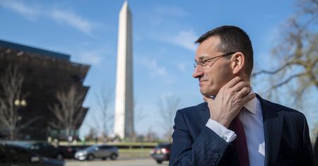 Mateusz Morawiecki powoływał się na analizy ws. wielkiego lotniska. Jego resort o niczym nie wie