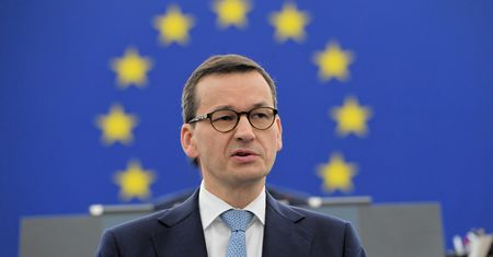 Premier Morawiecki miał skrócić spotkanie przez napisy "konstytucja". "Przestraszył się kobiet w koszulkach"