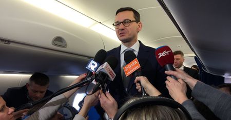 Premier Morawiecki uniknął swojego pierwszego poważnego kryzysu wizerunkowego. Ale problem jest