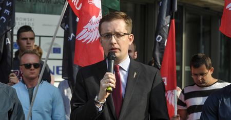 Szef Ruchu Narodowego odcina się od neonazistów. "Skrzyżowanie Monty Pythona z 'Allo allo'"