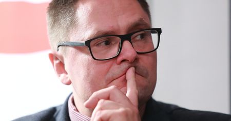Odmowa udzielenia komunii. Prawicowy publicysta Tomasz Terlikowski broni Szymona Hołowni