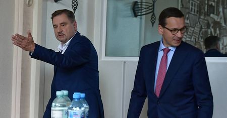 Zakaz handlu nie spełnił swojego celu. Premier przyznaje, że możliwe są zmiany