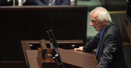 Terlecki szykuje się na wojnę. Wicemarszałek sejmu i poseł PiS pozuje do zdjęcia w hełmie i kamizelce kuloodpornej