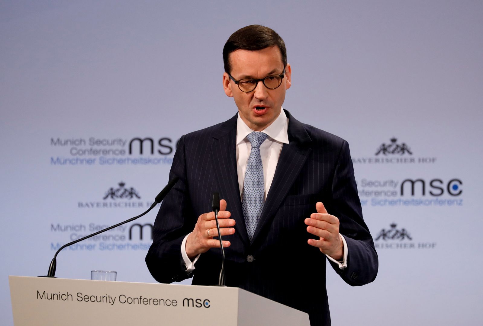 Izraelski dziennikarz pyta Mateusza Morawieckiego o ustawę o IPN. Sala bije brawo