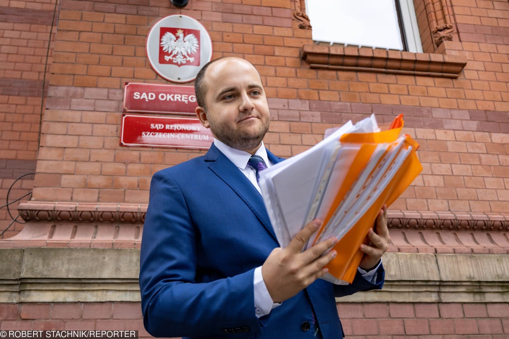Dariusz Matecki z kompletem dokumentów sądowych