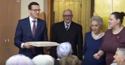 Morawiecki zasiadł do stołu z seniorami. Premier przyniósł ciasto