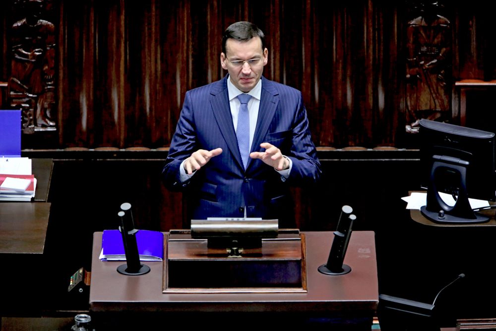 Mateusz Morawiecki argumentuje za wycofaniem kontrowersyjnych zapisów nowelizacji ustawy o IPN. Pytanie, czy nie za późno, i jak podobne ustępstwa odbierze elektorat Prawa i Sprawiedliwości?