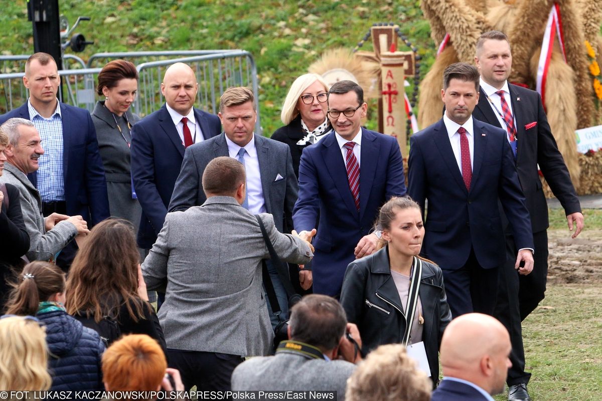 Przez całą Polskę na spotkanie z premierem. Rolników i gospodynie wiejskie zawiozła policja