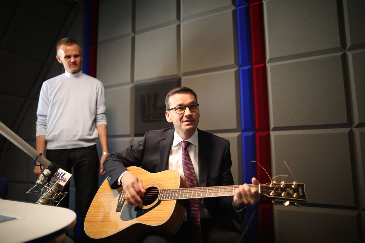 Mateusz Morawiecki jakiego nie znacie. W katolickim radiu będzie grał na gitarze bieszczadzkie piosenki