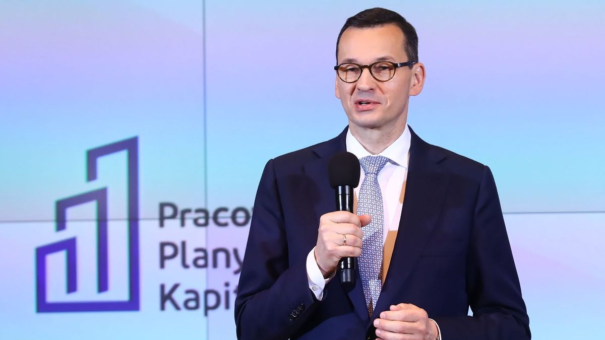 Premier Mateusz Morawiecki na tle logotypu PPK
