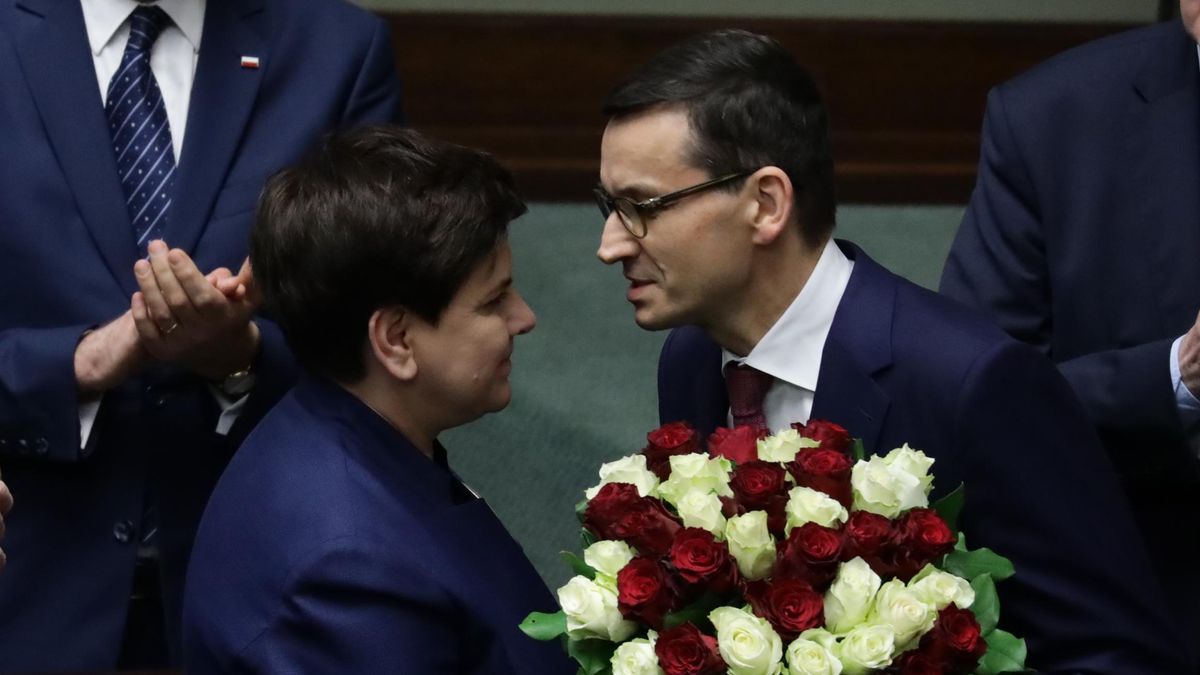 Premier Mateusz Morawiecki po wygłoszonym expose odbiera gratulacje od swojej poprzedniczki Beaty Szydło. Kolejne miesiące nie były już usłane różami