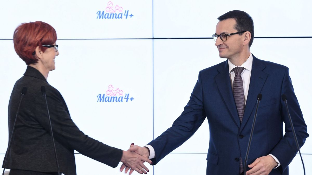 Mateusz Morawiecki i Elżbieta Rafalska po przyjęciu przez rząd projektu ustawy Mama 4 plus.