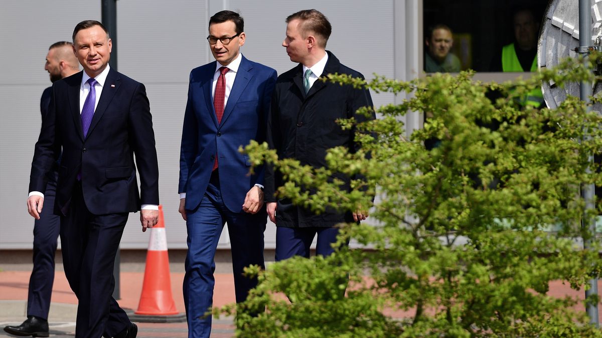 Prezydent Andrzej Duda, premier Mateusz Morawiecki oraz prezes zarządu spółki Polskie LNG Paweł Jakubowski