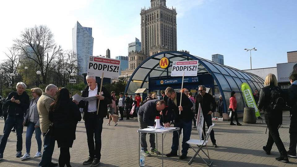 Uczestnicy inicjatywy "Świeckie Państwo” rozpoczęli zbiórkę 100 tys. podpisów pod projektem ustawy