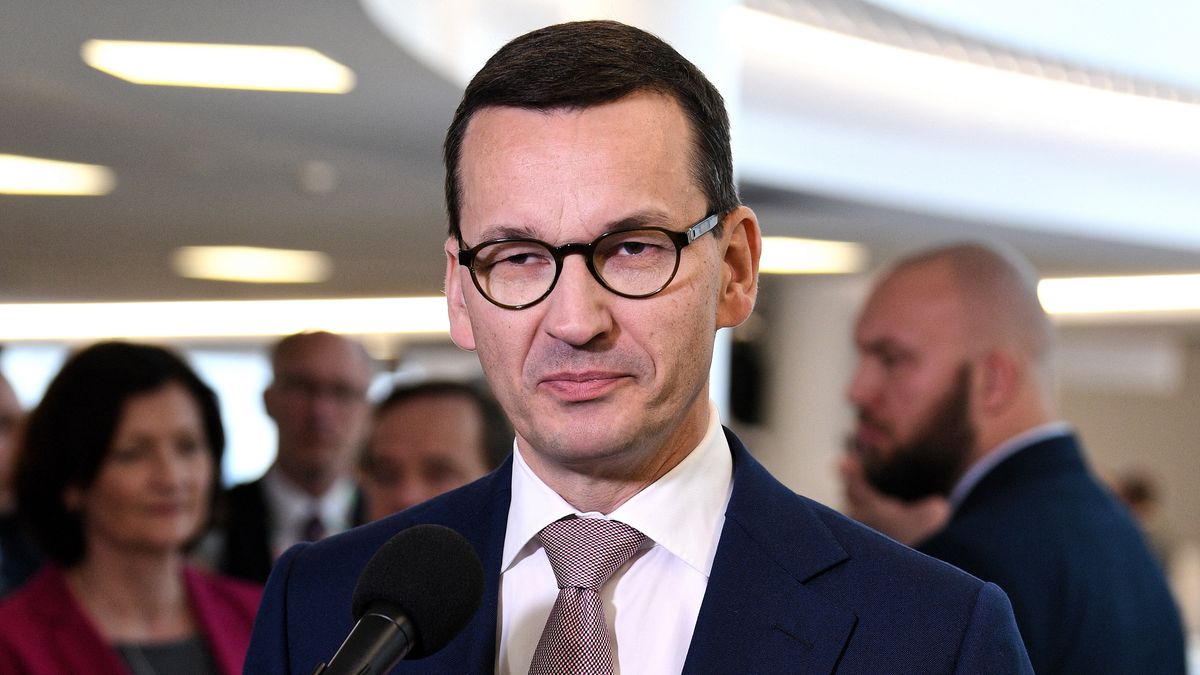 PiS: Mateusz Morawiecki znów ograniczy handel. Nową ustawą utrudni sieciom sprzedaż własnych marek
