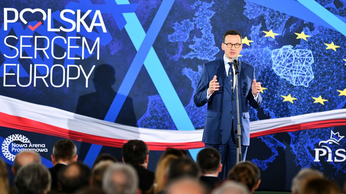 Premier Mateusz Morawiecki podczas spotkania z wyborcami w LO im. Marii Skłodowskiej-Curie w Strzelinie.