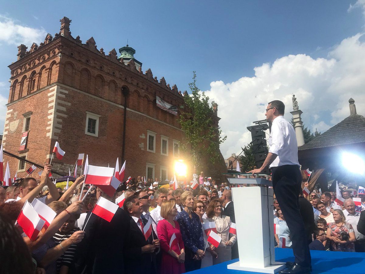 Niesamowita tyrada Morawieckiego w Sandomierzu. Zachrypnięty premier, przekrzykuje syreny 