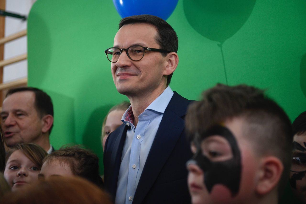 Morawiecki będzie świętował zakończenie roku szkolnego. Rodzice narzekają na chaos, władze uspokajają