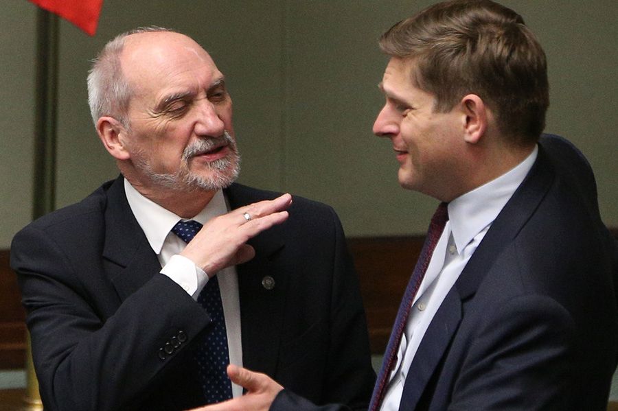 Macierewicz w sądzie, limuzyny parkują w niedozwolonym miejscu