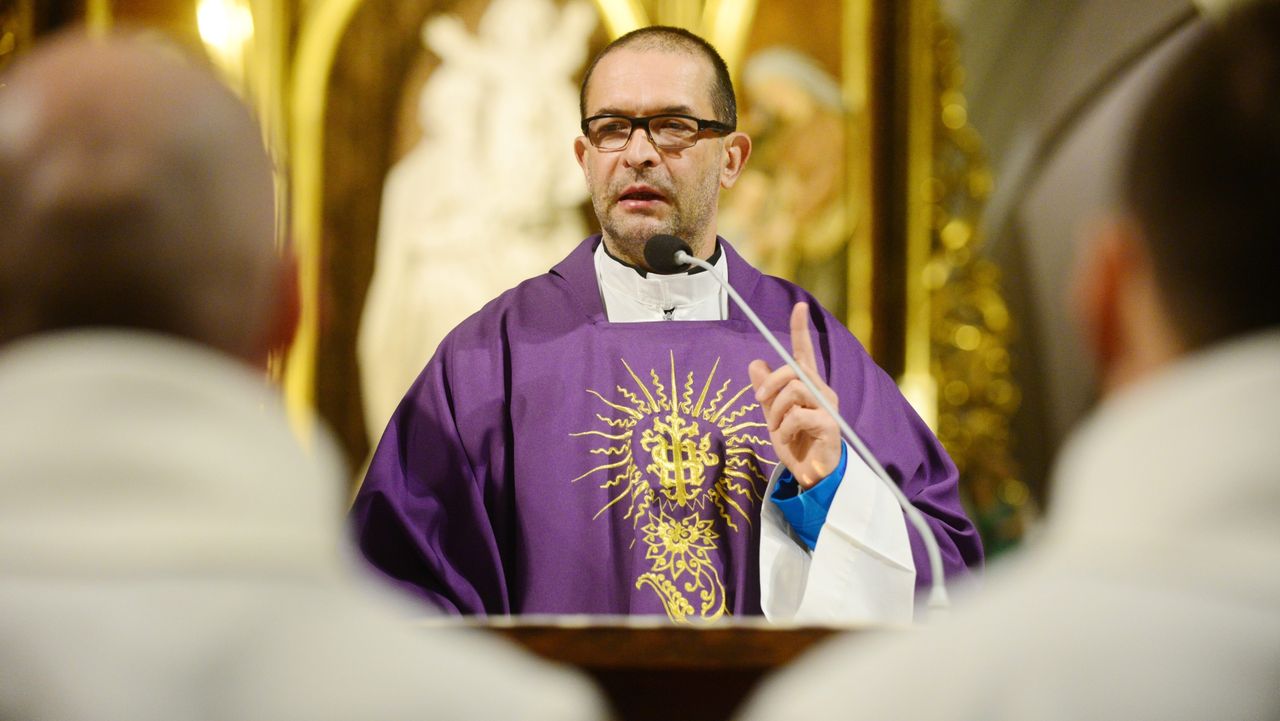 Ksiądz Jacek Stryczek odpiera zarzuty o mobbing. "Ja nie krzyczę i nie przeklinam"