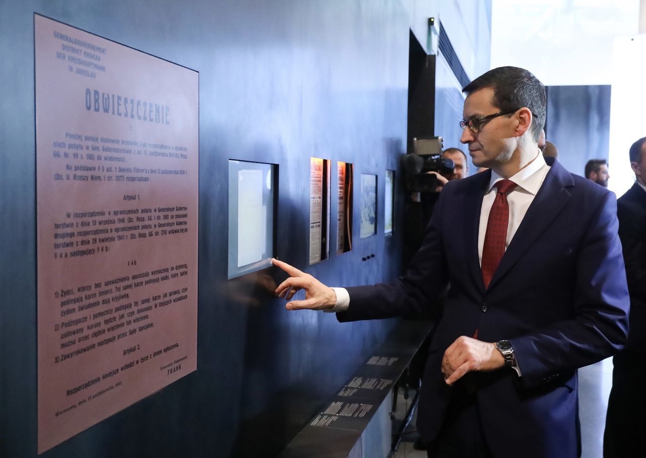 Mateusz Morawiecki tłumaczy zagranicznym dziennikarzom historię. Jesteśmy na miejscu