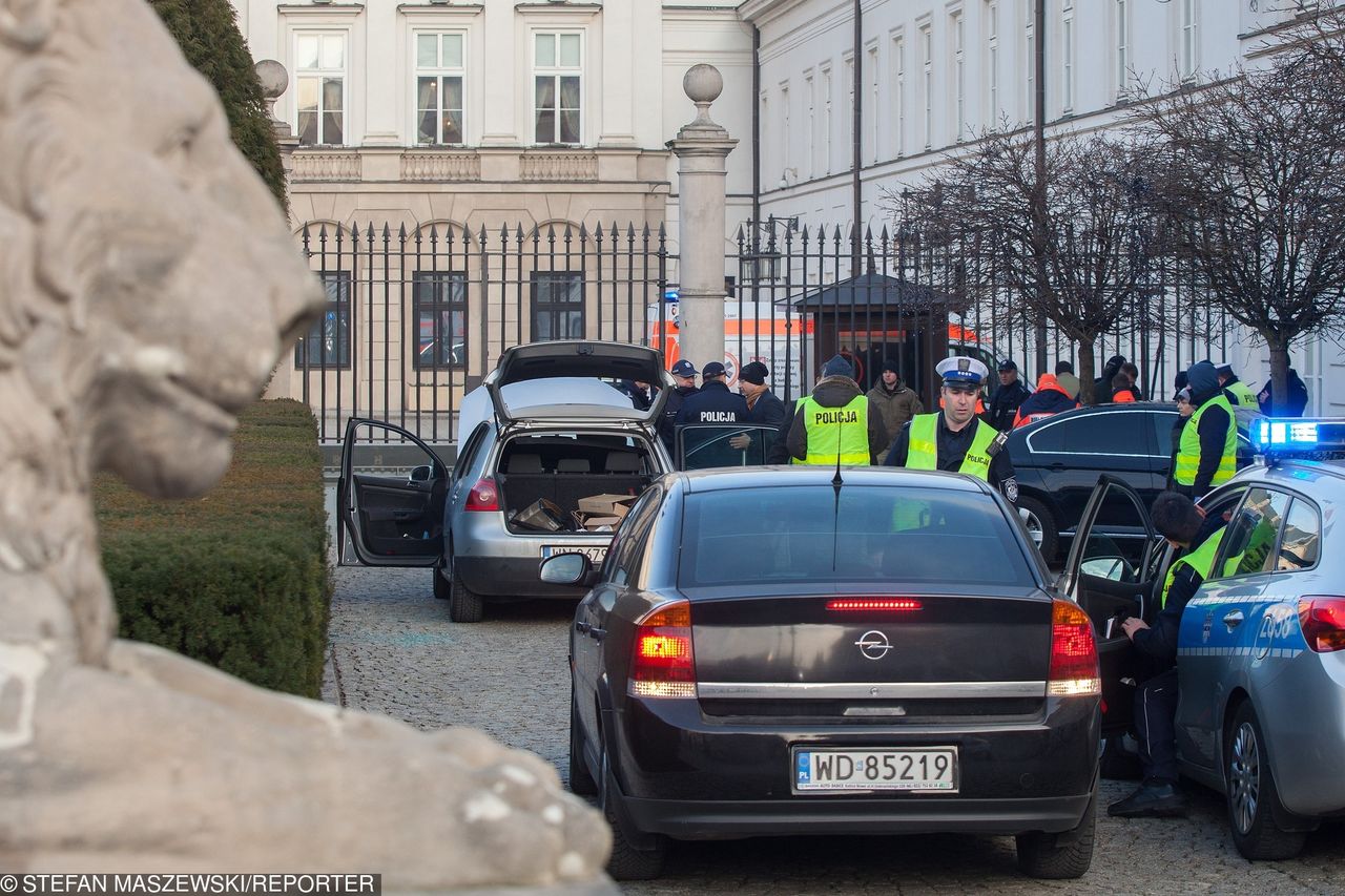 Incydent przed Pałacem Prezydenckim. "Fakt" wytyka błędy służbom