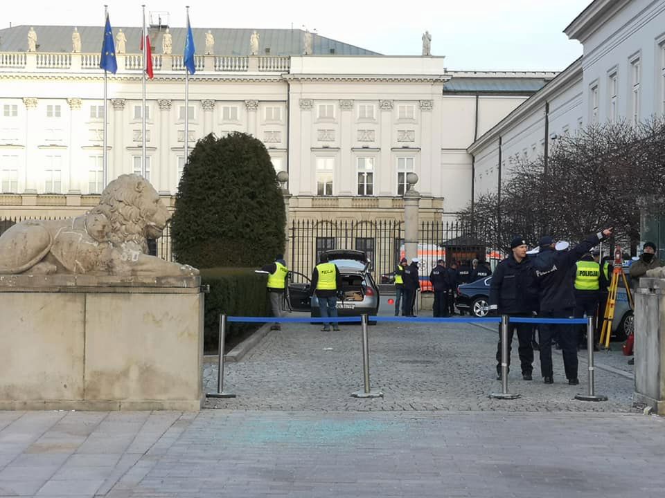 Pałac Prezydencki: ktoś próbował sforsować samochodem bramę