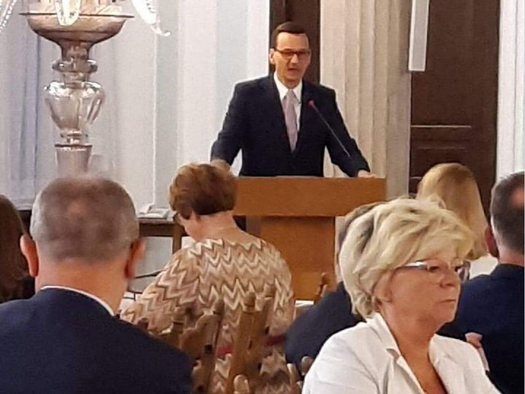 Morawiecki wrócił z Brukseli. Przywitała go burza oklasków