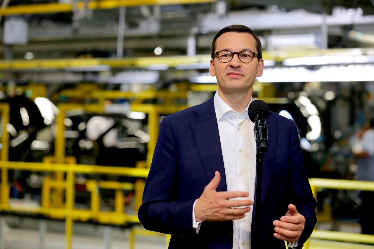 Morawiecki tłumaczy się z podróży nad morze. "Nie latałem helikopterem na działkę"