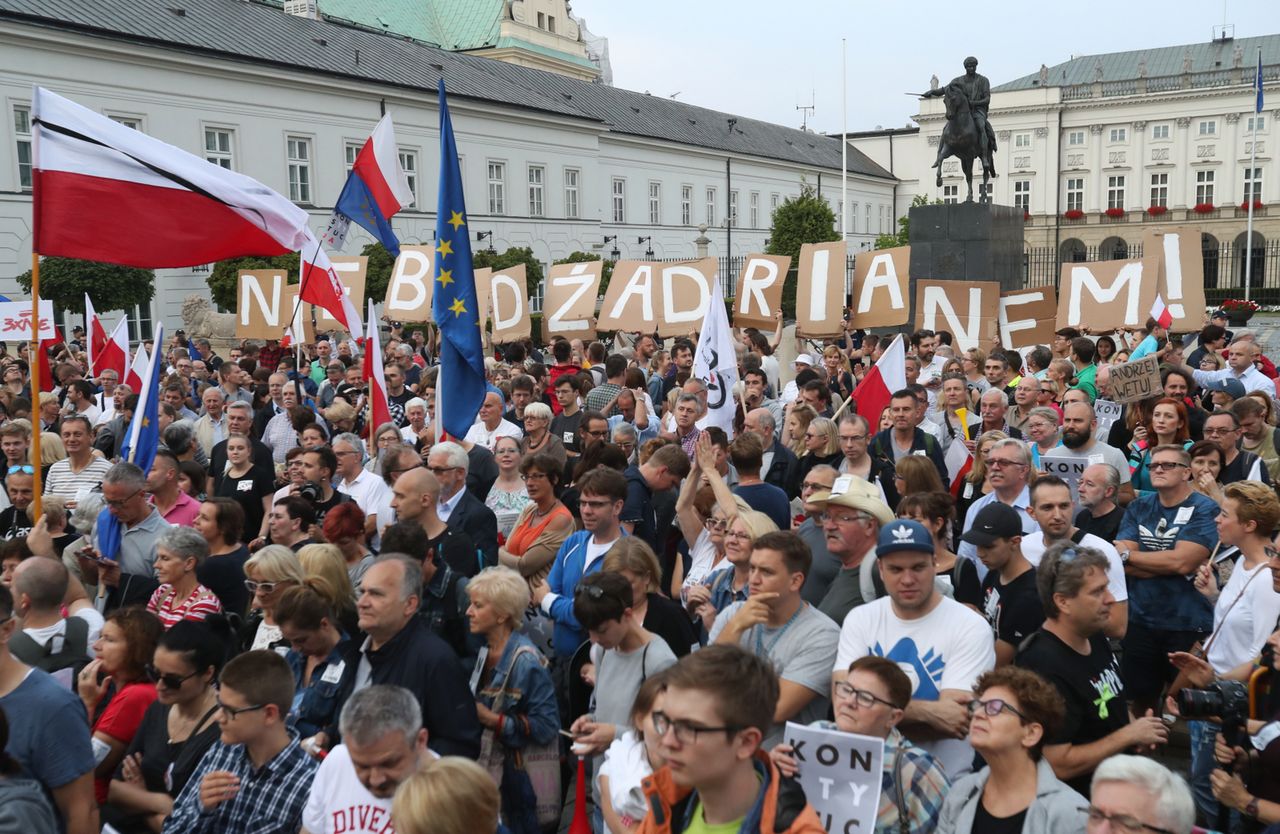 Protest przed Pałacem Prezydenckim - bez liderów partyjnych