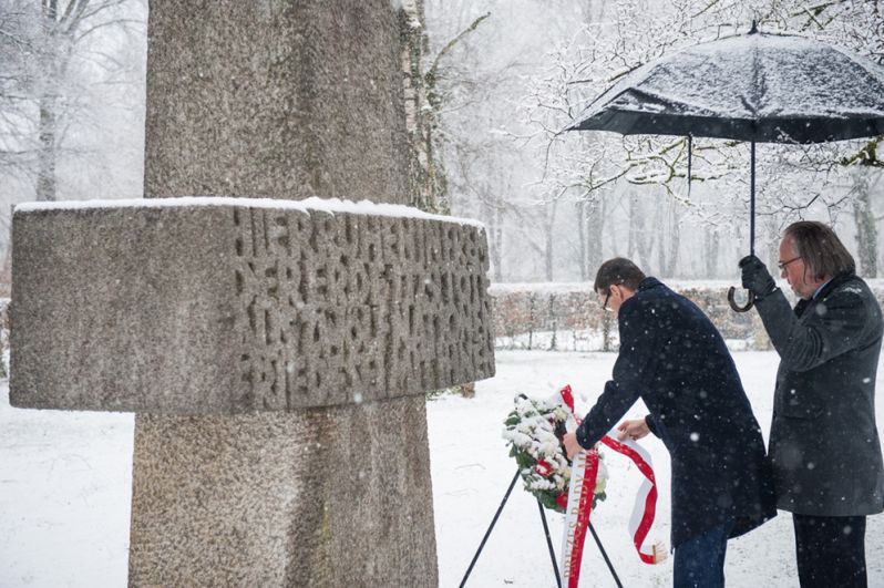 Kolejna fala krytyki Morawieckiego. Uhonorował "skrajnie prawicowych bojowników"