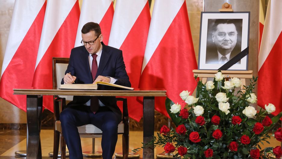 Premier Mateusz Morawiecki wpisuje się do księgi kondolencyjnej, wystawionej w KPRM po śmierci Jana Olszewskiego.