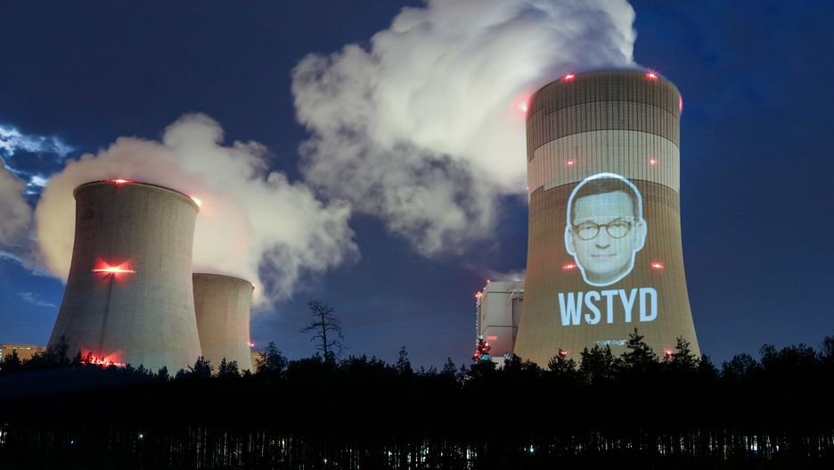 Greenpeace nie był zadowolony z decyzji premiera. Wyświetlili jego twarz na kominie elektrowni w Bełchatowie