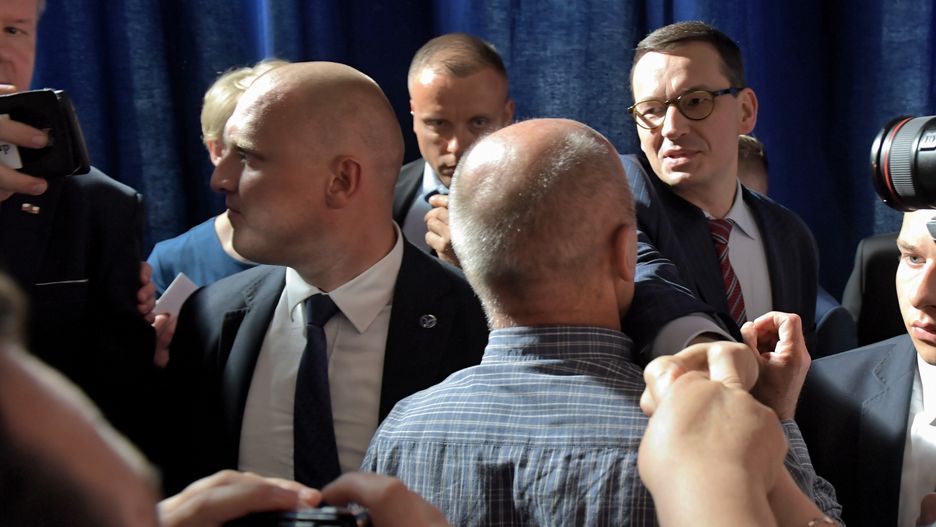 Premier Mateusz Morawiecki w otoczeniu funkcjonariuszy SOP