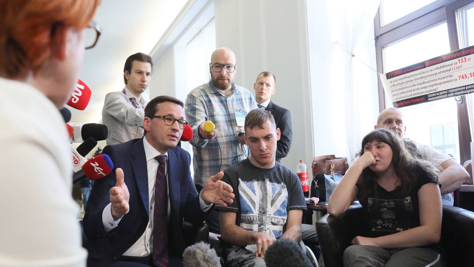 Premier Morawiecki wśród protestujących w Sejmie