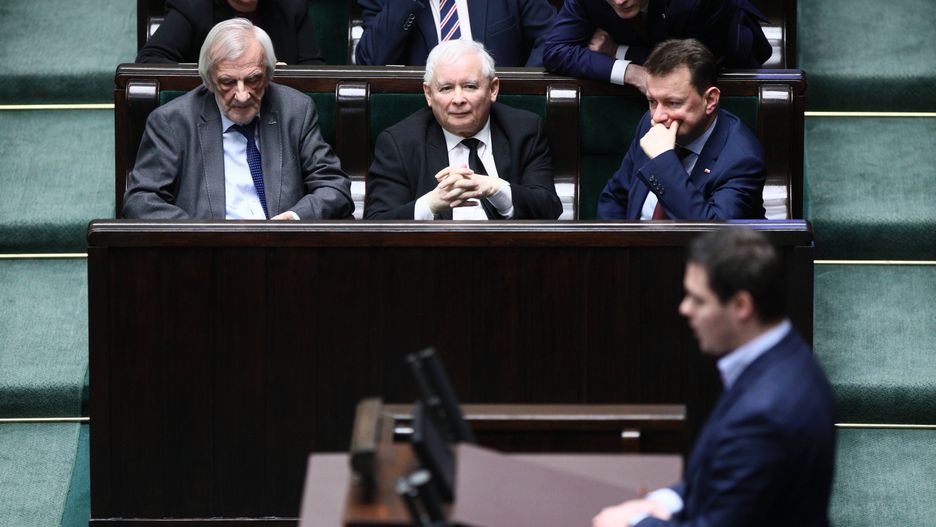 Prezes PiS Jarosław Kaczyński przysłuchuje się wystąpieniu posła Łukasza Rzepeckiego, którego wyrzucił z partii.