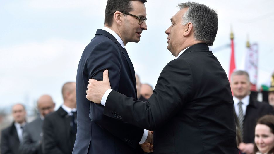 Premierzy Polski i Węgier podczas odsłaniania pomnika smoleńskiego w Budapeszcie