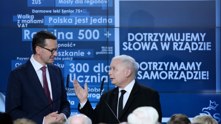 Premier Mateusz Morawiecki i prezes PiS Jarosław Kaczyński podczas wieczoru wyborczego