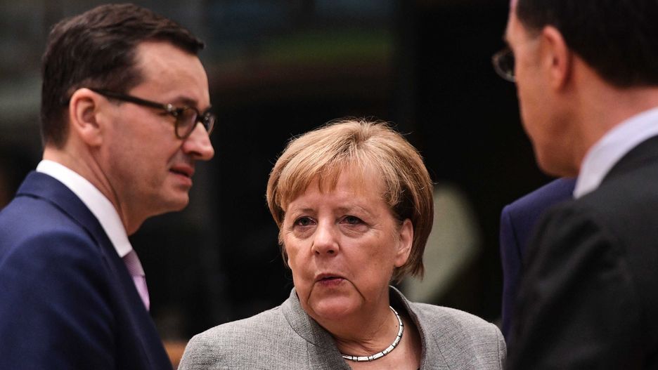 Mateusz Morawiecki i Angela Merkel podczas spotkania Rady Europejskiej w Brukseli.
