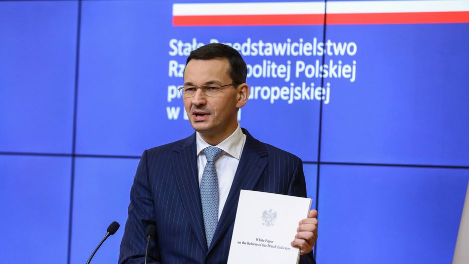 Premier z dumą prezentował białą księgę. Ale nie wszyscy są nią zachwyceni