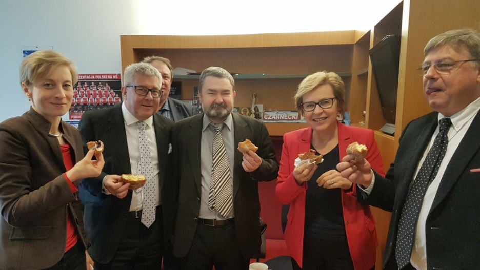 Ryszard Czarnecki świętuje Tłusty Czwartek