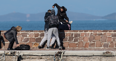 Lesbos. Starcia mieszkańców z policją i ataki na dziennikarzy