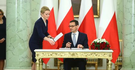 W Mateusza Morawieckiego wierzy 54 proc. Polaków. Ma ocieplić wizerunek PiS