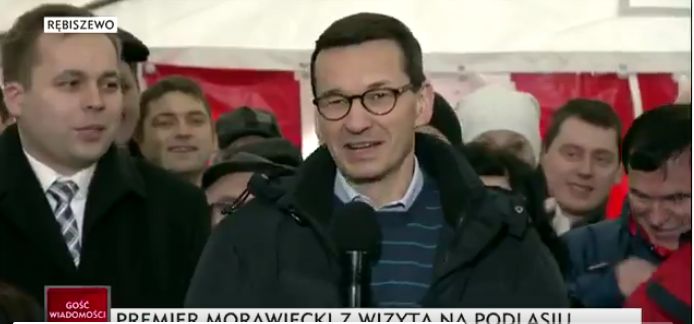 Morawiecki odwiedził rolników. Przyznał, w czym sam był "wprawny"