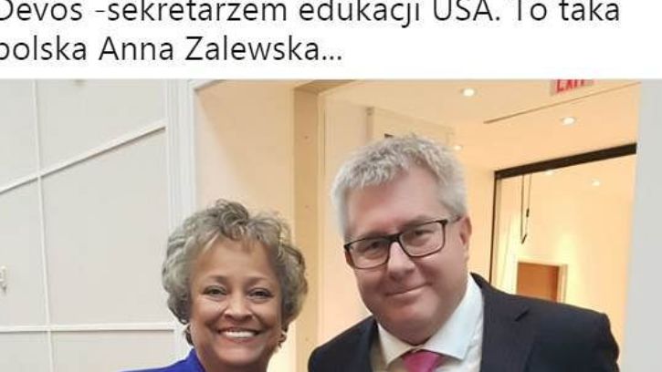 Ryszard Czarnecki myślał, że pozuje z sekretarz edukacji USA