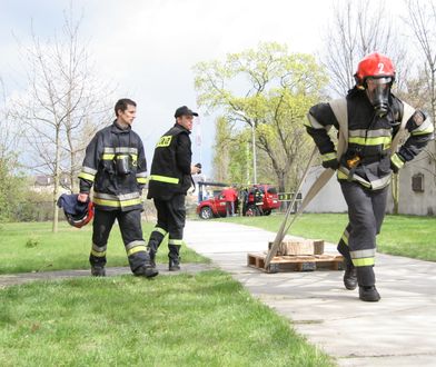 Strażacy ze Strzelec Opolskich dostali medale. Zobaczyli na nich pracownika magistratu