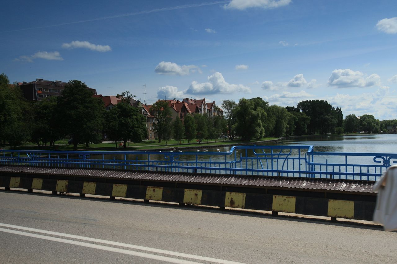 Jezioro Ełckie. Wózek z dzieckiem stoczył się do wody. W ostatniej chwili uratował je strażak 