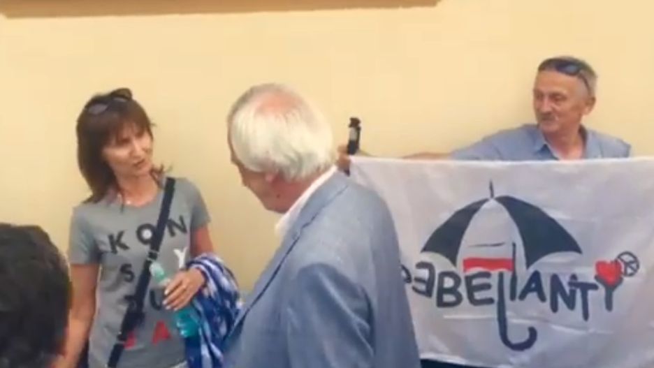 Marszałek zapytał jedną z kobiet o napis "Konstytucja" na koszulce