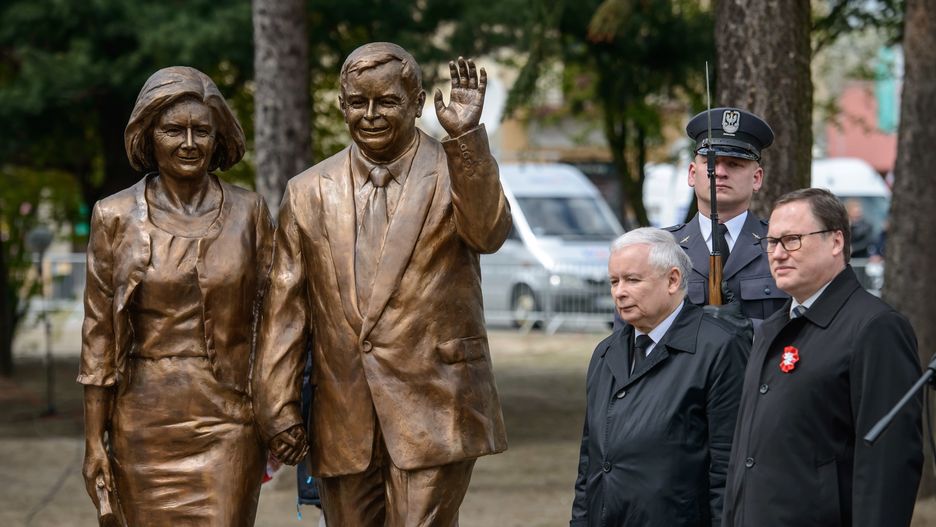 Pomnik Lecha i Marii Kaczyńskich w Białej Podlaskiej