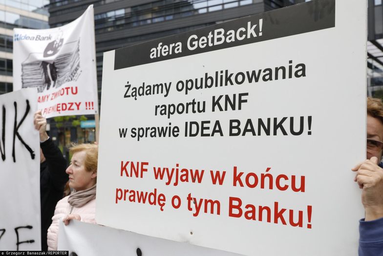 Pokrzywdzeni przez Getback protestowali przed bankiem Leszka Czarneckiego - Idea Bankiem. 